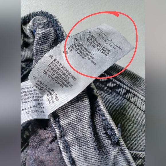 A Hollister Ultra High-rise Mom Jeans - Picture 9 of 10